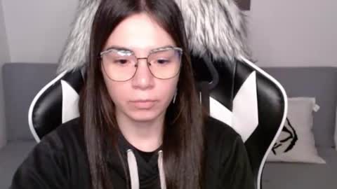 Snapshot of wolfs_daughter chatting on 10.23.25 Alex online show from 10.23.25