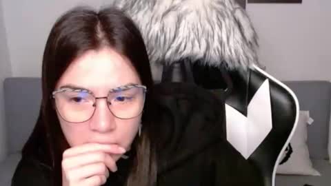 Snapshot of wolfs_daughter chatting on 10.24.25 Alex online show from 10.24.25