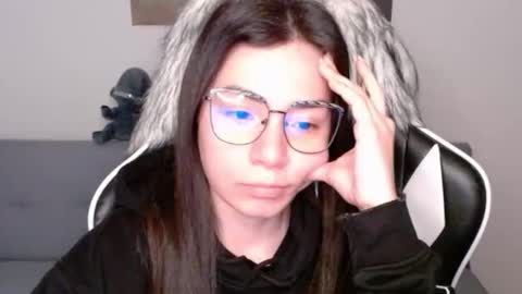 Snapshot of wolfs_daughter chatting on 11.05.25 Alex online show from 11.05.25