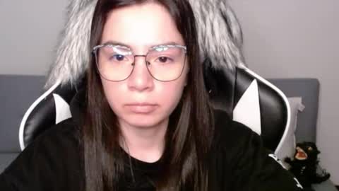 Snapshot of wolfs_daughter chatting on 11.06.25 Alex online show from 11.06.25