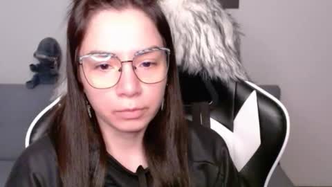 Snapshot of wolfs_daughter chatting on 11.10.25 Alex online show from 11.10.25