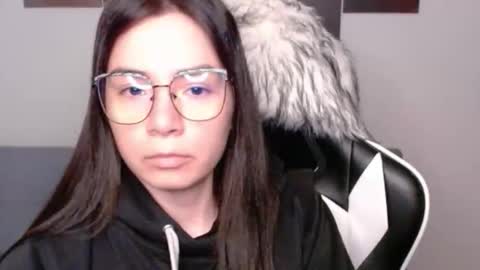 Snapshot of wolfs_daughter chatting on 11.11.25 Alex online show from 11.11.25