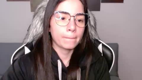 Snapshot of wolfs_daughter chatting on 11.12.25 Alex online show from 11.12.25