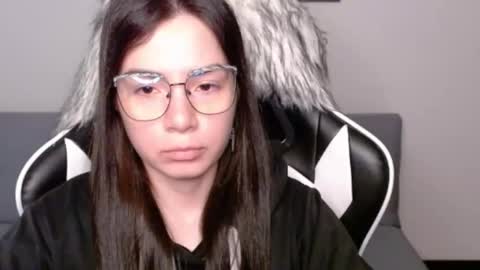 Snapshot of wolfs_daughter chatting on 11.13.25 Alex online show from 11.13.25