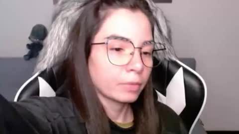 Snapshot of wolfs_daughter chatting on 11.19.25 Alex online show from 11.19.25