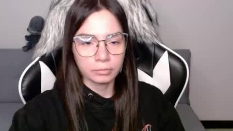 Snapshot of wolfs_daughter chatting on 11.20.25 Alex online show from 11.20.25