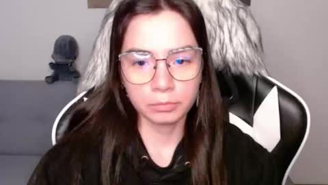 Snapshot of wolfs_daughter chatting on 11.23.25 Alex online show from 11.23.25