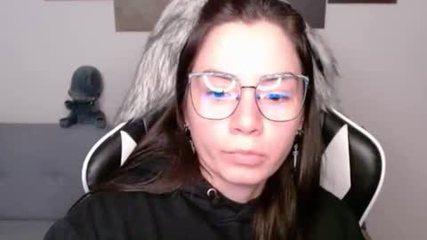 Snapshot of wolfs_daughter chatting on 11.24.25 Alex online show from 11.24.25