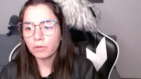 Snapshot of wolfs_daughter chatting on 11.26.25 Alex online show from 11.26.25