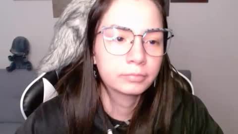 Snapshot of wolfs_daughter chatting on 11.28.25 Alex online show from 11.28.25