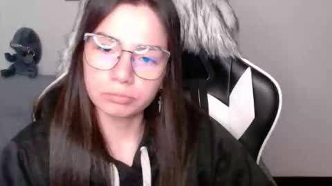 Snapshot of wolfs_daughter chatting on 11.29.25 Alex online show from 11.29.25