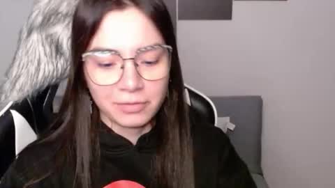 Snapshot of wolfs_daughter chatting on 11.30.25 Alex online show from 11.30.25