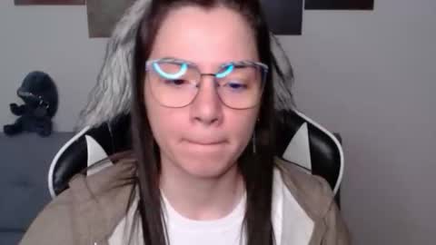 Snapshot of wolfs_daughter chatting on 12.01.25 Alex online show from 12.01.25