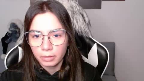 Snapshot of wolfs_daughter chatting on 12.04.25 Alex online show from 12.04.25