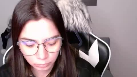 Snapshot of wolfs_daughter chatting on 12.05.25 Alex online show from 12.05.25