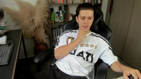 Snapshot of wolker_allan chatting on 10.30.25 wolker_allan online show from 10.30.25