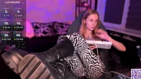 Snapshot of worldofllove chatting on 11.14.25 Arnika and Simon online show from 11.14.25