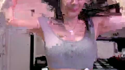 Snapshot of wrenleigh chatting on 07.17.26 Crystal Lake online show from 07.17.26