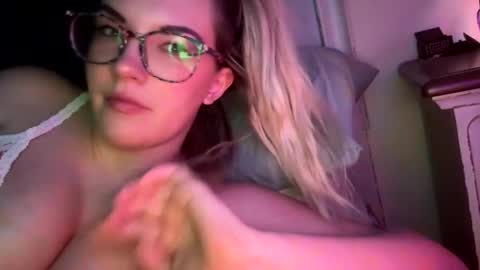 Snapshot of x_dreamgirl_x chatting on 12.12.24 Mariah online show from 12.12.24