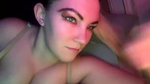 Snapshot of x_dreamgirl_x chatting on 12.18.24 Mariah online show from 12.18.24