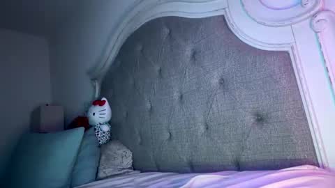 Snapshot of x_dreamgirl_x chatting on 01.04.25 Mariah online show from 01.04.25