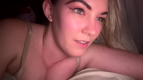 Snapshot of x_dreamgirl_x chatting on 01.09.25 Mariah online show from 01.09.25