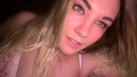 Snapshot of x_dreamgirl_x chatting on 01.11.25 Mariah online show from 01.11.25