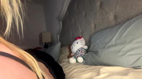 Snapshot of x_dreamgirl_x chatting on 01.11.25 Mariah online show from 01.11.25