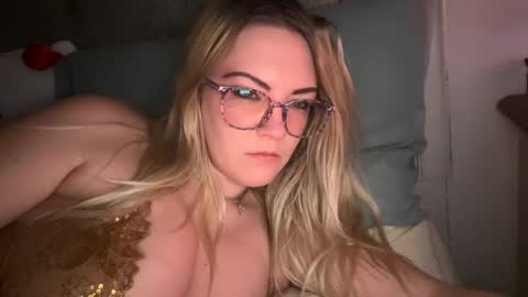 Snapshot of x_dreamgirl_x chatting on 02.09.25 Mariah online show from 02.09.25