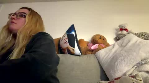 Snapshot of x_dreamgirl_x chatting on 10.08.25 Mariah online show from 10.08.25