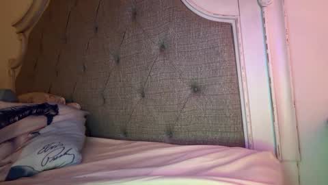 Snapshot of x_dreamgirl_x chatting on 10.09.25 Mariah online show from 10.09.25