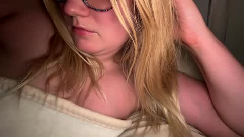 Snapshot of x_dreamgirl_x chatting on 10.19.25 Mariah online show from 10.19.25