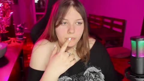 Snapshot of x_nirvana_x chatting on 12.23.25 LOVE NERDS ONLY online show from 12.23.25