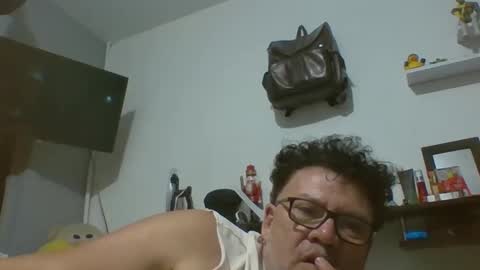 Snapshot of xanderdinis chatting on 11.18.25 Xander online show from 11.18.25