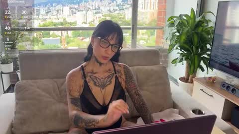 Snapshot of xisisxx chatting on 10.25.25 xisisxx online show from 10.25.25