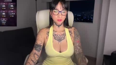 Snapshot of xisisxx chatting on 11.19.25 xisisxx online show from 11.19.25