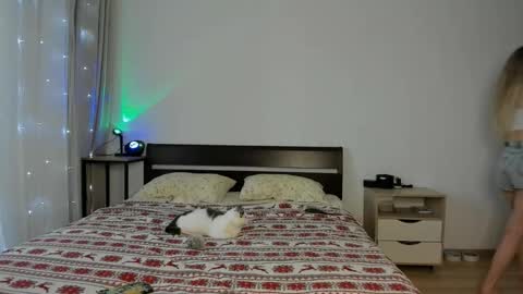 Snapshot of xloe_queen chatting on 11.21.25 Chloe online show from 11.21.25