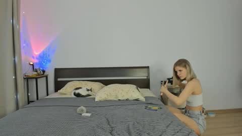 Snapshot of xloe_queen chatting on 11.30.25 Chloe online show from 11.30.25