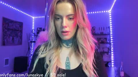 Snapshot of xlunaskye chatting on 11.11.25 online show from 11.11.25