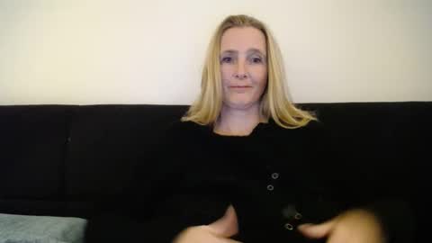 Snapshot of xxnikkie chatting on 12.11.24 Nikkie online show from 12.11.24