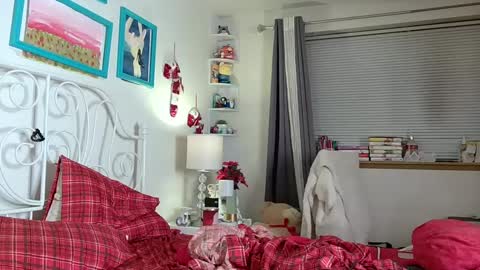 Strawberry Jane online show from 12.31.24