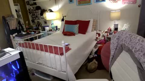 Strawberry Jane online show from 02.10.25