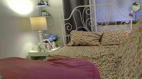 Strawberry Jane online show from 04.10.26