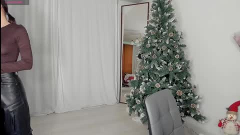 Snapshot of xxx_leila chatting on 12.25.24 xxx_leila online show from 12.25.24