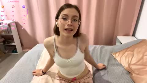 Snapshot of yaniraekberg chatting on 11.02.25 Marry online show from 11.02.25