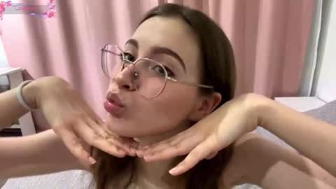 Snapshot of yaniraekberg chatting on 11.06.25 Marry online show from 11.06.25