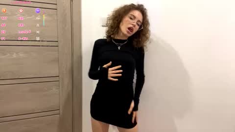 Snapshot of yaniraekberg chatting on 11.14.25 Marry online show from 11.14.25