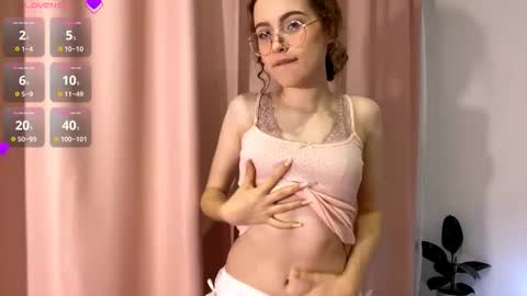 Snapshot of yaniraekberg chatting on 11.28.25 Marry online show from 11.28.25