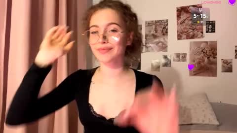 Snapshot of yaniraekberg chatting on 12.14.25 Marry online show from 12.14.25