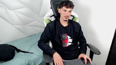 Snapshot of yankeee_ chatting on 11.27.25 DANILO online show from 11.27.25